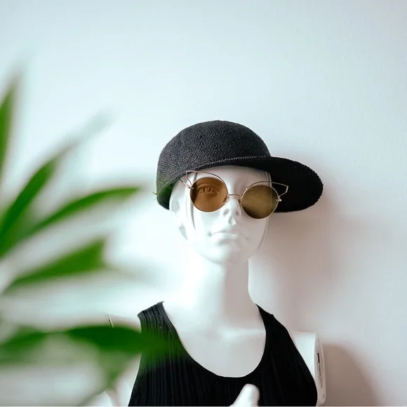 JANESSA LEONELysa Strap Cap Hat in Black, baseball gold  display picture 1